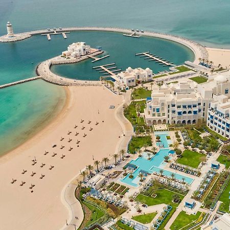 Hilton Salwa Beach Resort And Villas Abu Samra Bagian luar foto Aerial view of the resort