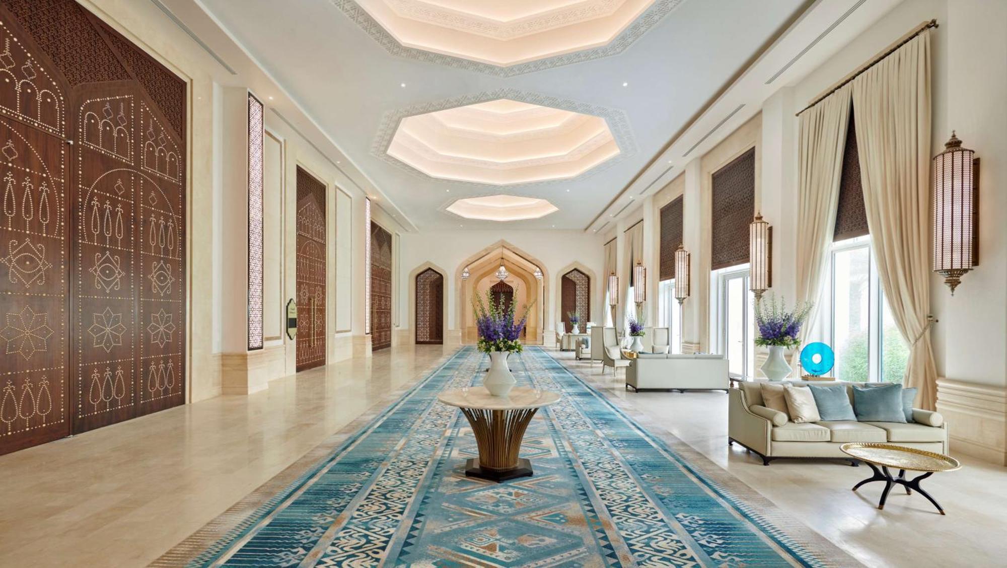 Hilton Salwa Beach Resort And Villas Abu Samra Bagian luar foto The interior of the hotel