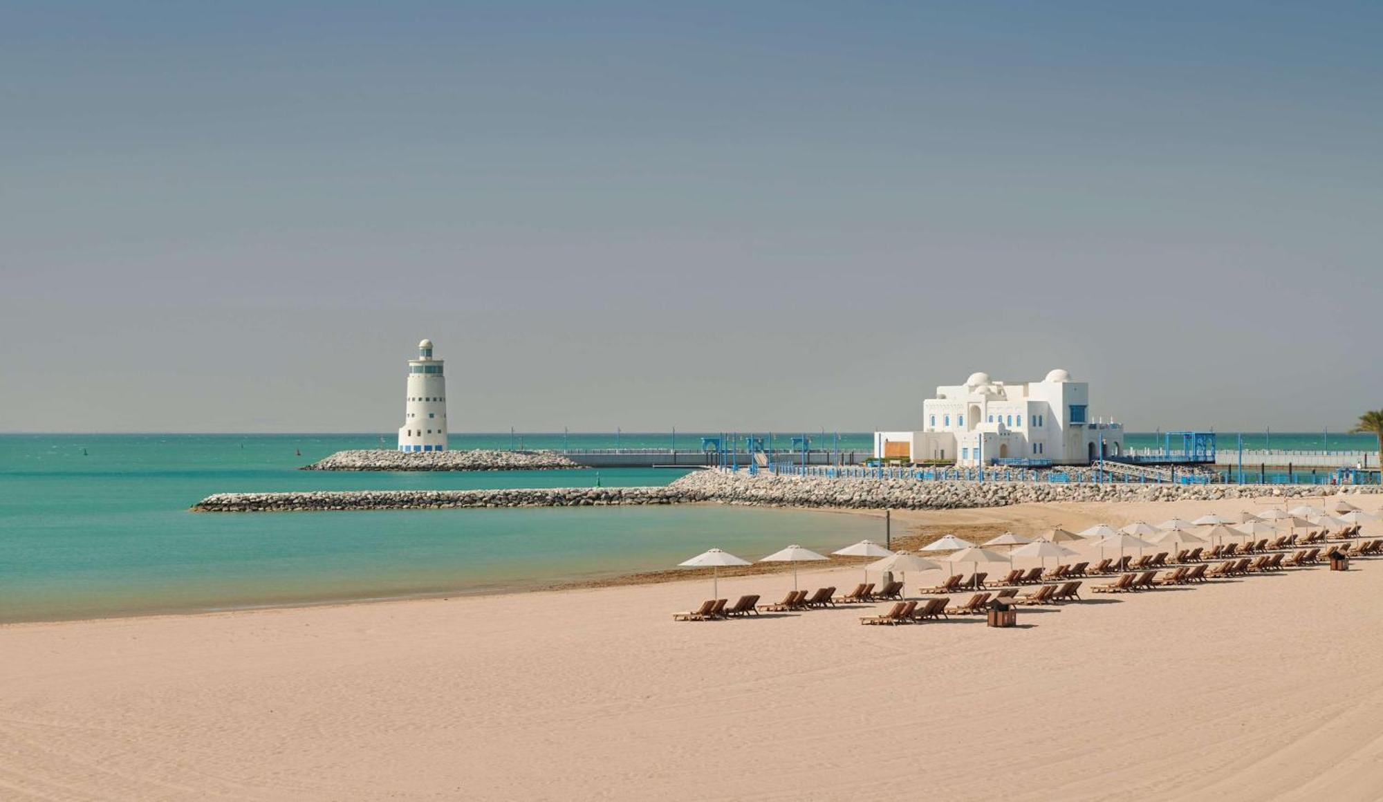 Hilton Salwa Beach Resort And Villas Abu Samra Bagian luar foto The beach at the Jumeirah Beach Hotel