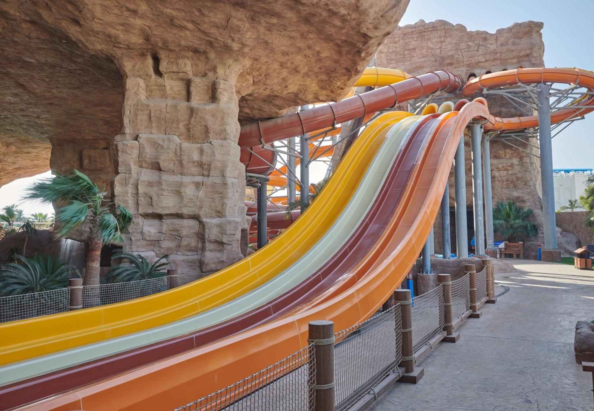 Hilton Salwa Beach Resort And Villas Abu Samra Bagian luar foto The 180-metre (590 ft) long slide