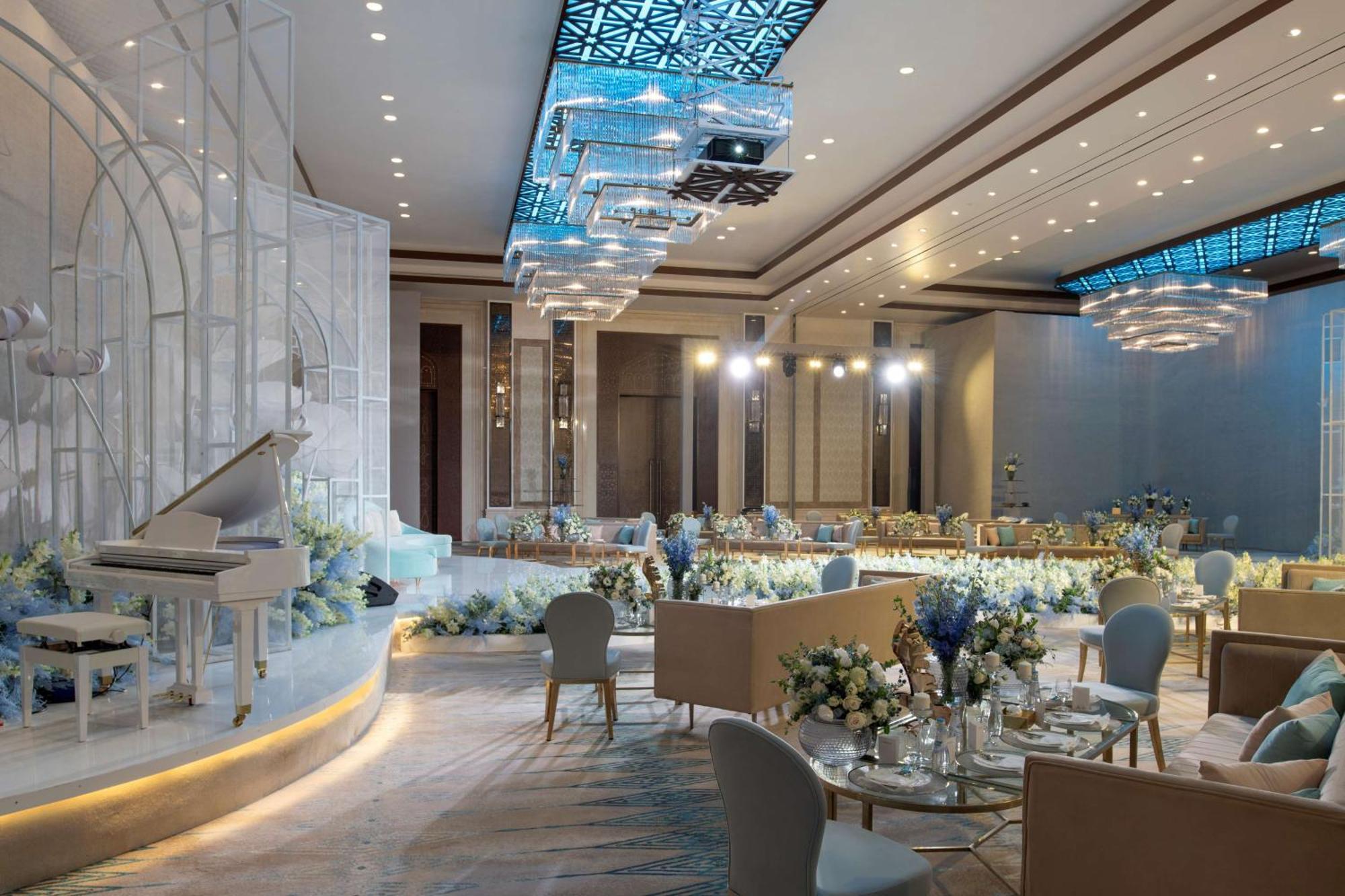 Hilton Salwa Beach Resort And Villas Abu Samra Bagian luar foto The ballroom