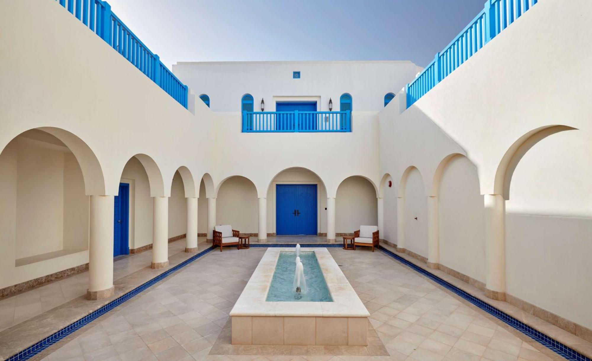 Hilton Salwa Beach Resort And Villas Abu Samra Bagian luar foto The hotel's courtyard