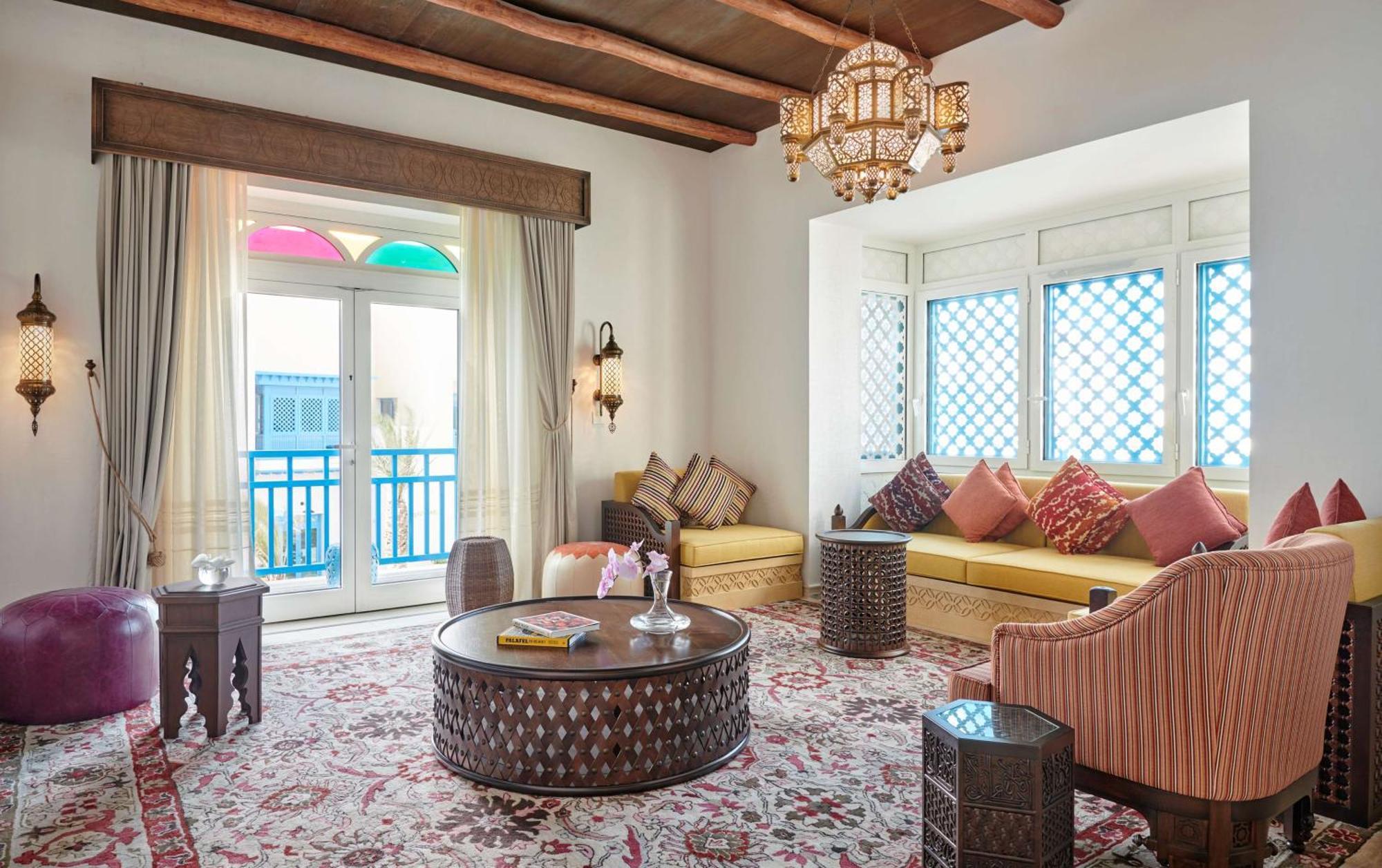 Hilton Salwa Beach Resort And Villas Abu Samra Bagian luar foto A living room at the hotel