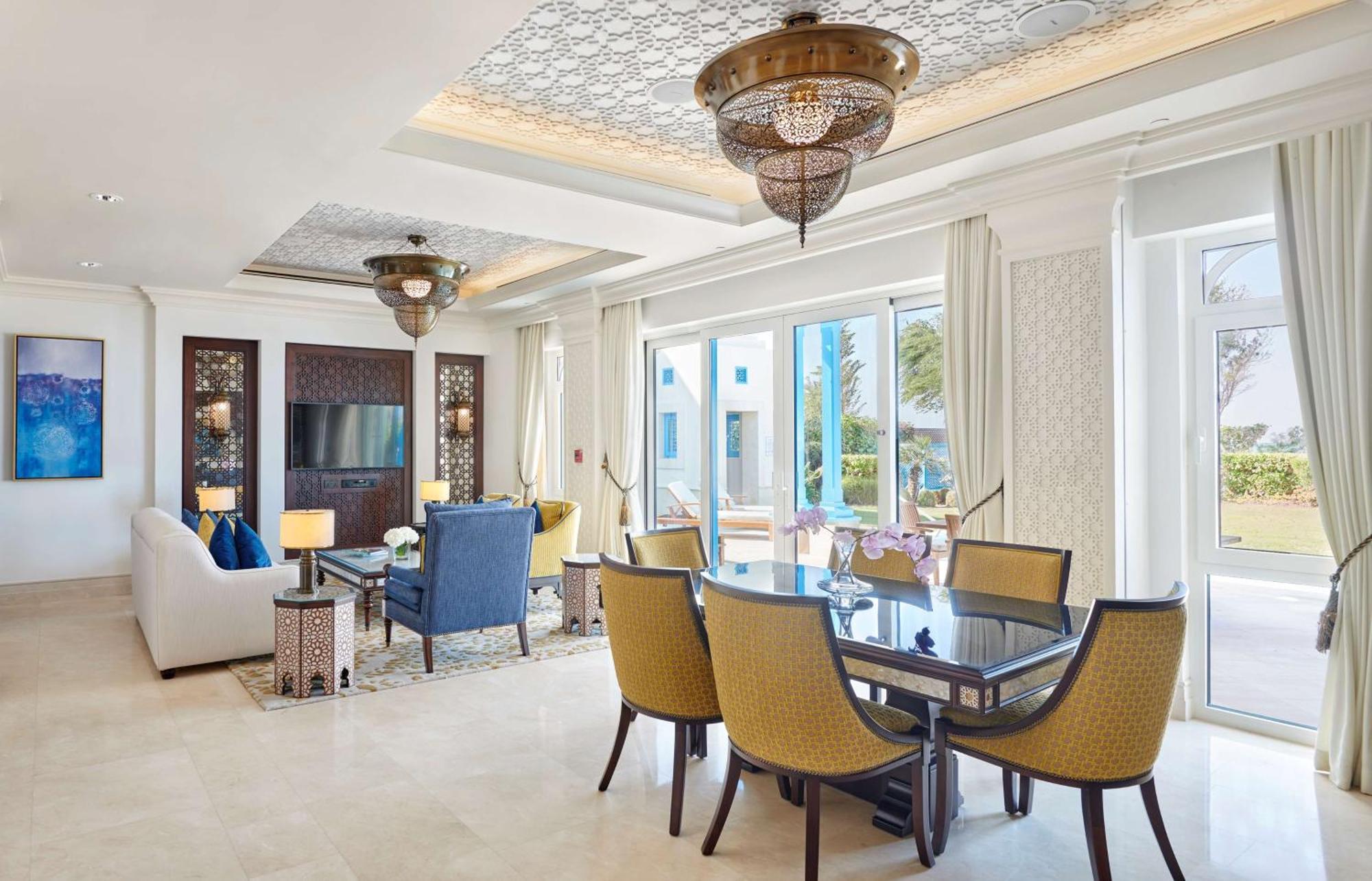 Hilton Salwa Beach Resort And Villas Abu Samra Bagian luar foto A suite at Jumeirah at Etihad Towers