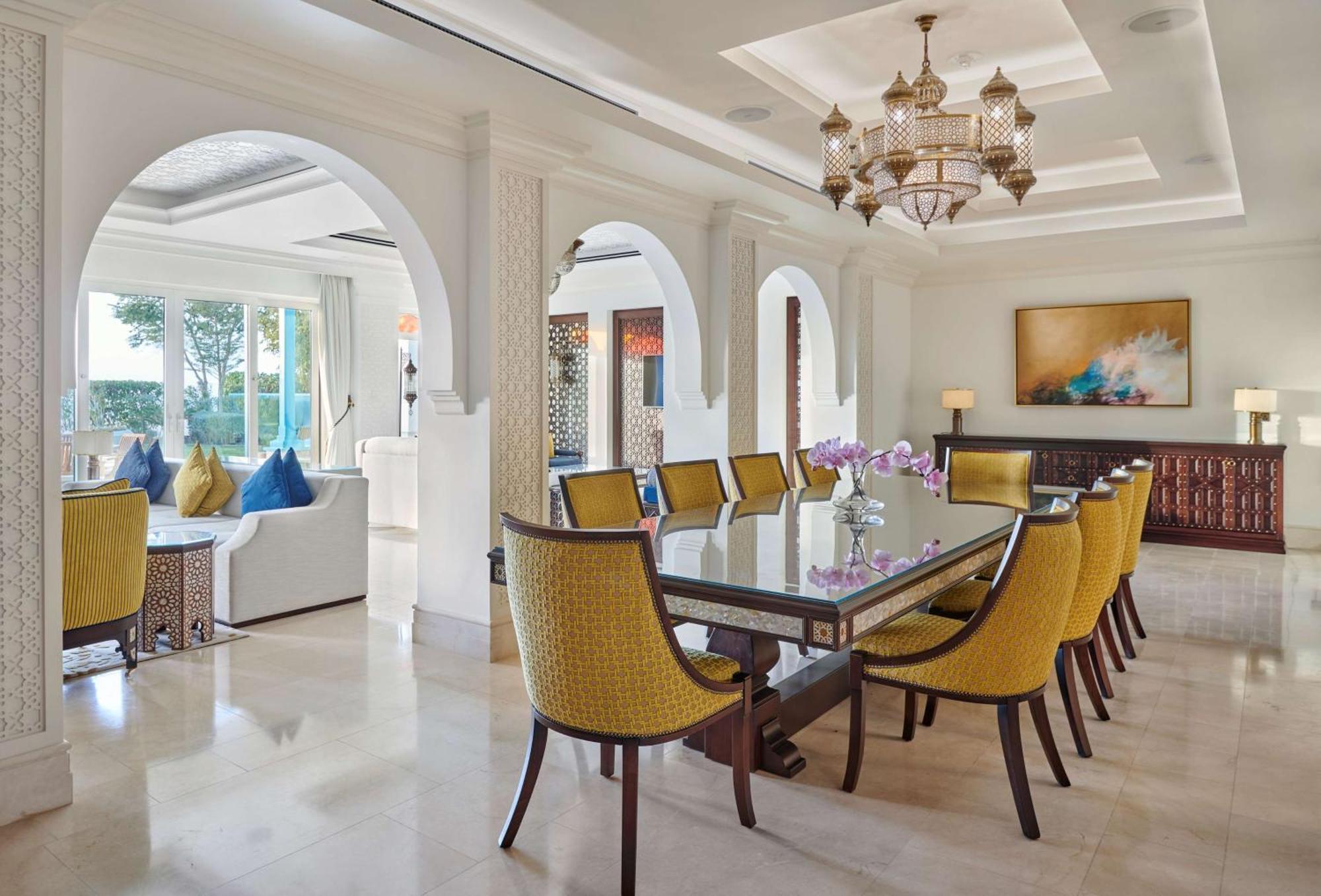 Hilton Salwa Beach Resort And Villas Abu Samra Bagian luar foto The interior of a suite at Jumeirah Atlantis