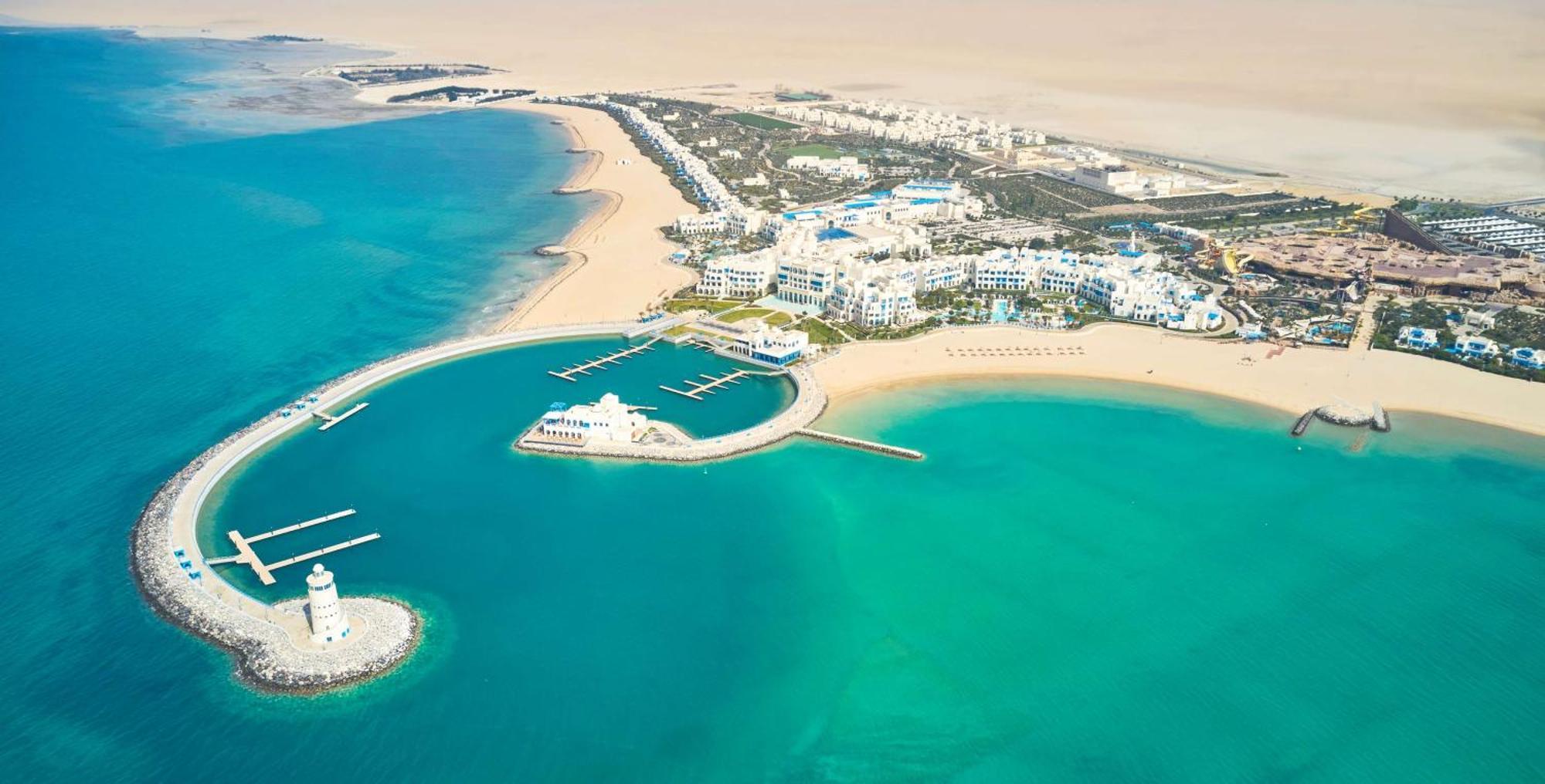 Hilton Salwa Beach Resort And Villas Abu Samra Bagian luar foto Aerial view of Al Reef Island