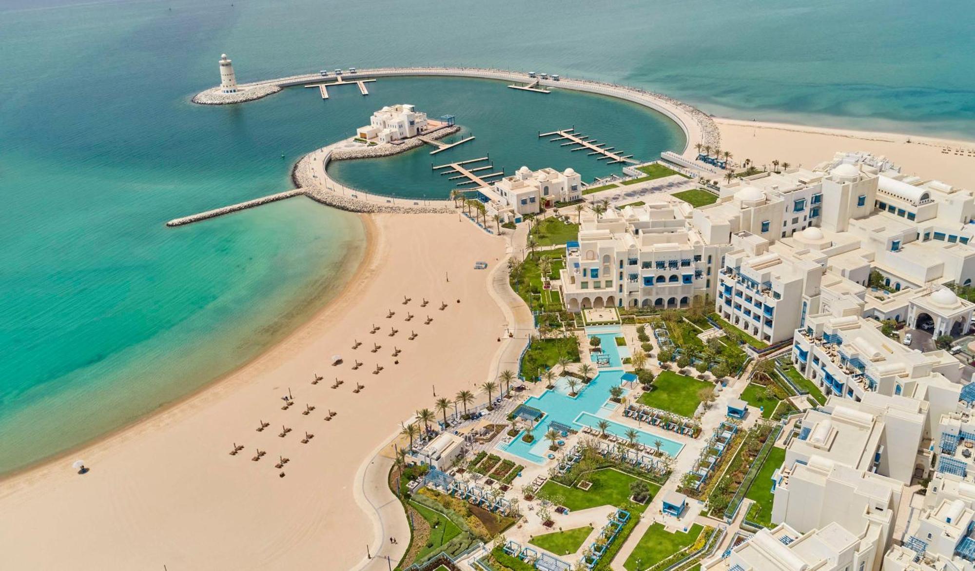 Hilton Salwa Beach Resort And Villas Abu Samra Bagian luar foto Aerial view of the resort