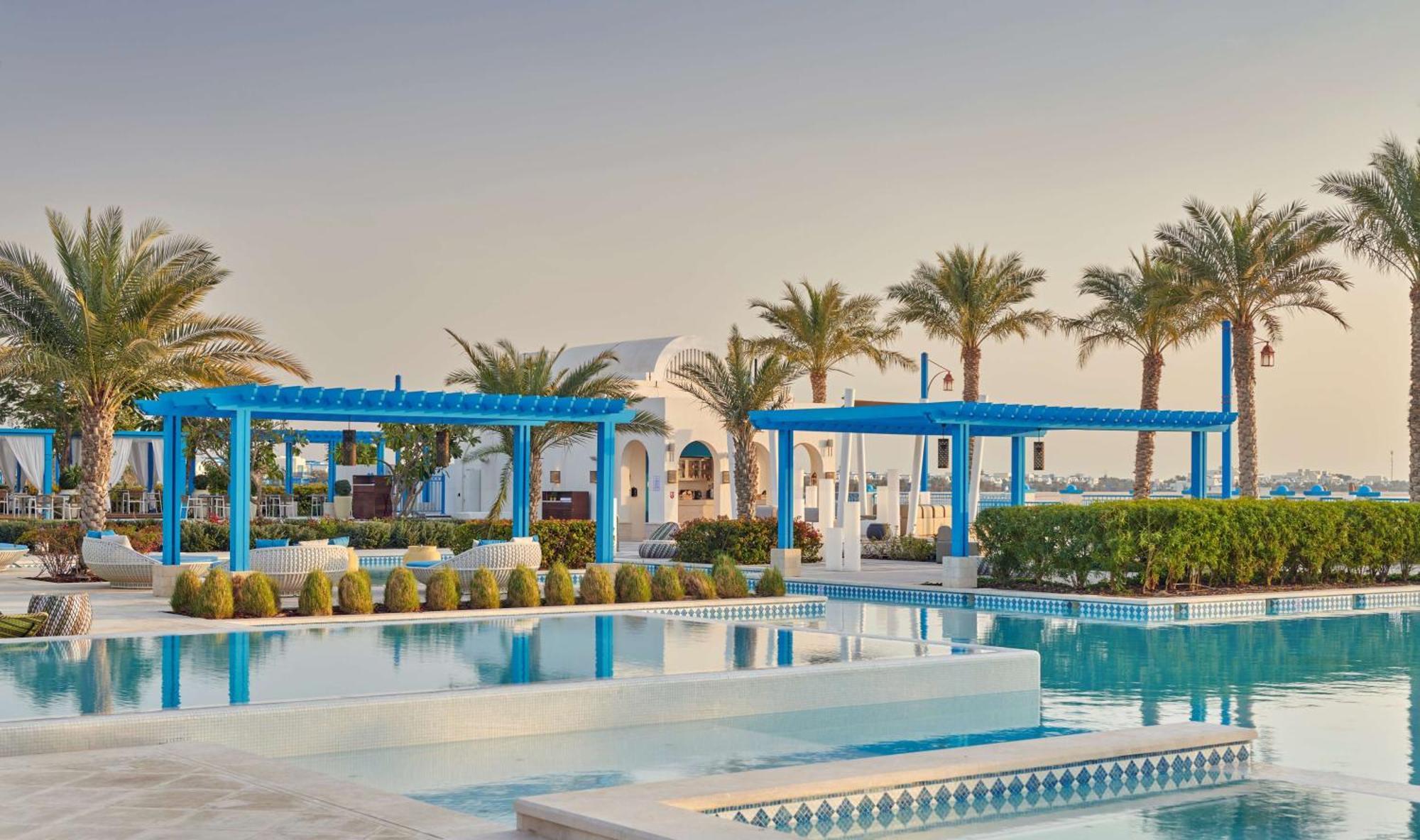 Hilton Salwa Beach Resort And Villas Abu Samra Bagian luar foto The swimming pool at the resort