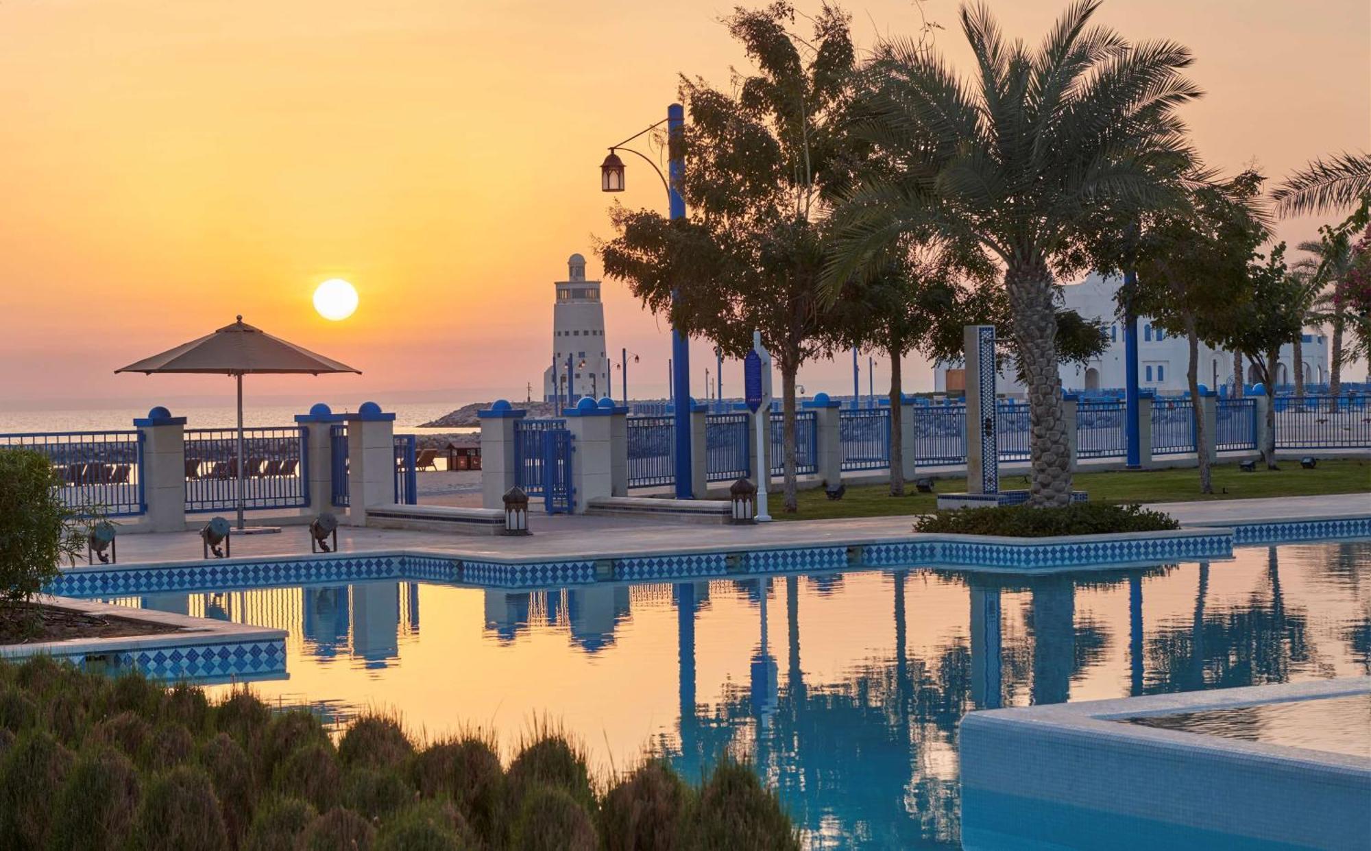 Hilton Salwa Beach Resort And Villas Abu Samra Bagian luar foto Al Bandar Hotel