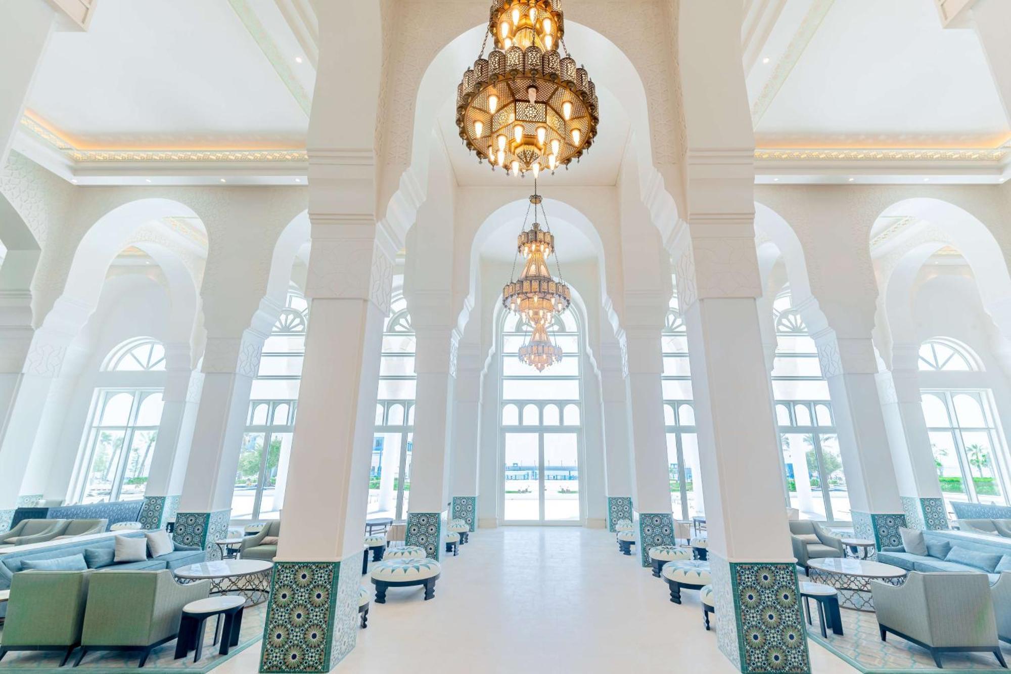Hilton Salwa Beach Resort And Villas Abu Samra Bagian luar foto The interior of the hotel